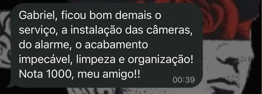 Mensagem de cliente no WhatsApp elogiando a instalação de câmeras e alarme, o acabamento, a limpeza e a organização.