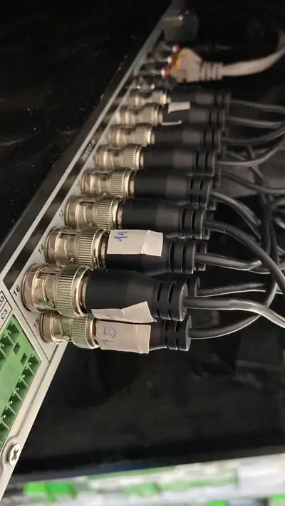 Cabos BNC identificados na parte de trás de um DVR